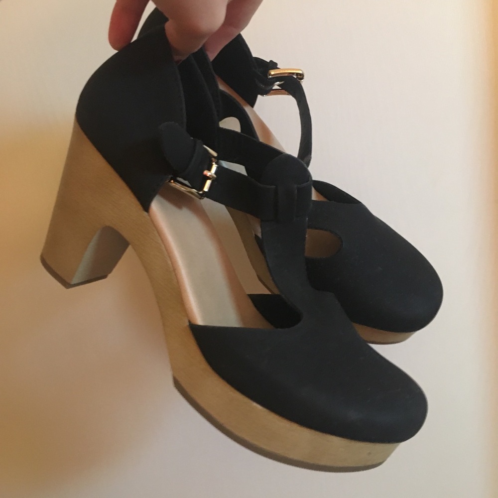 Black clog heel with t strap. Very comfortable.